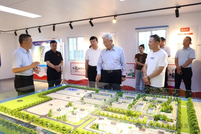 市政协主席会议成员在乌审旗开展集体视察