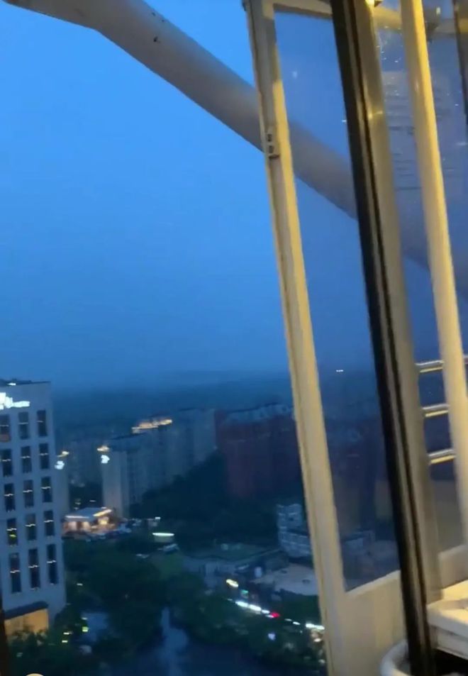 吓人！摩天轮升到半空门突然开了！