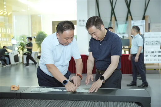江苏省泗阳县委副书记、县长范德珩同志一行莅临粤铭激光集团调研(图2)