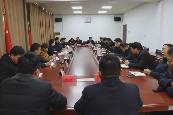 大坞镇召开重点工作会议党委书记傅焕青主持会议(图2)