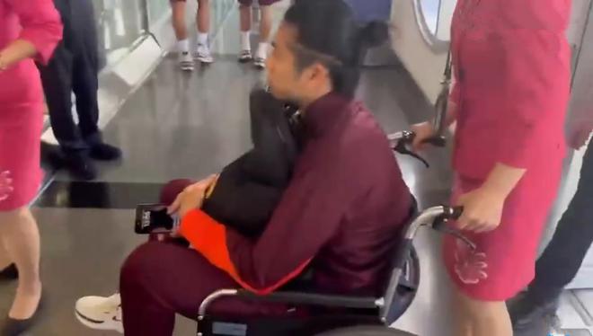 球迷热情接机扑空！国足抵达厦门从特批通道离开今晚回国第一练(图3)