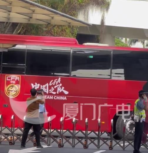 球迷热情接机扑空！国足抵达厦门从特批通道离开今晚回国第一练(图2)