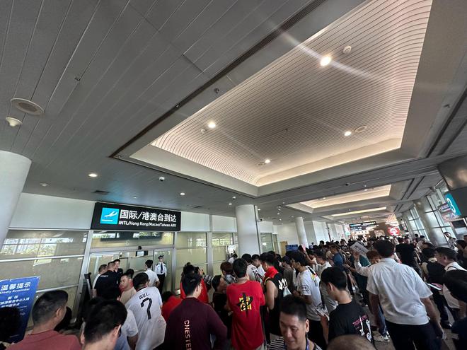 球迷热情接机扑空！国足抵达厦门从特批通道离开今晚回国第一练