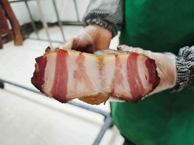 遵义湄潭：黑猪肉腊制品生产忙(图3)