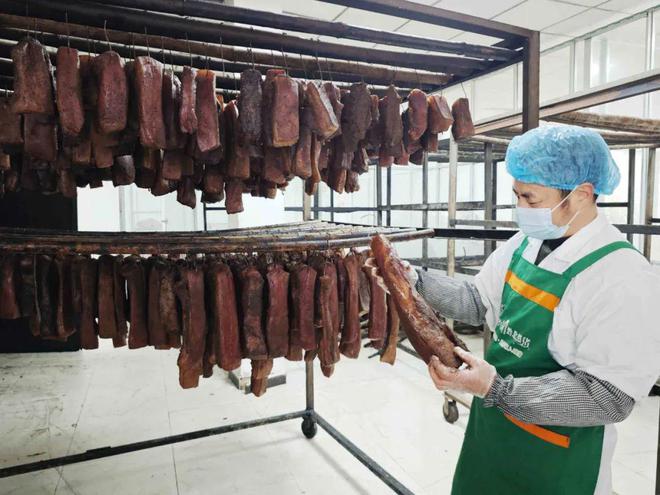 遵义湄潭：黑猪肉腊制品生产忙(图2)