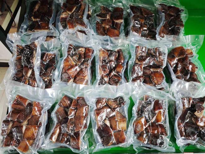 遵义湄潭：黑猪肉腊制品生产忙(图4)
