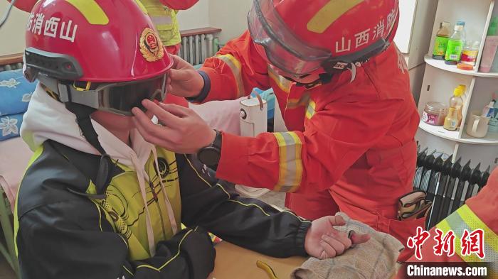 一不小心中学生被鸡毛毽子“咬”了手指