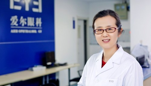 兰州爱尔眼科丨祝晓君主任屈光性白内障手术帮助老年人重获清晰视力畅享晚年生活(图1)
