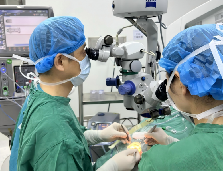 突发视力骤降竟是视网膜脱离！50岁患者紧急手术重获光明(图1)