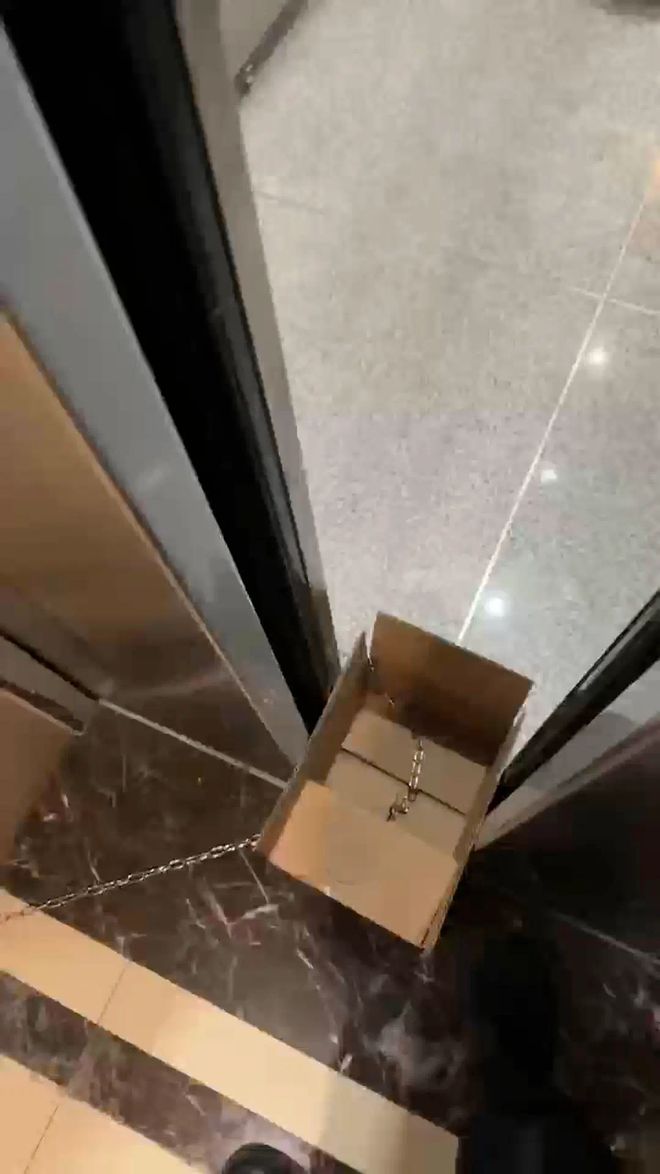 广西一孕妇疑因噪音问题将电梯加装锁链物业：未见到本人已拆除(图2)