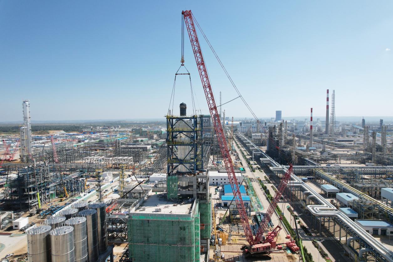 中国化学三化建承建的中煤榆林煤化工项目圆满完成模块化吊装工作