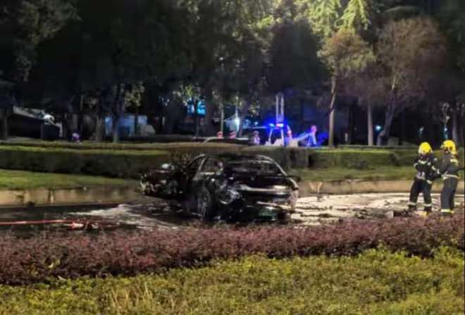 小米SU7撞车打不开车门新能源汽车车门为何易锁死？(图4)