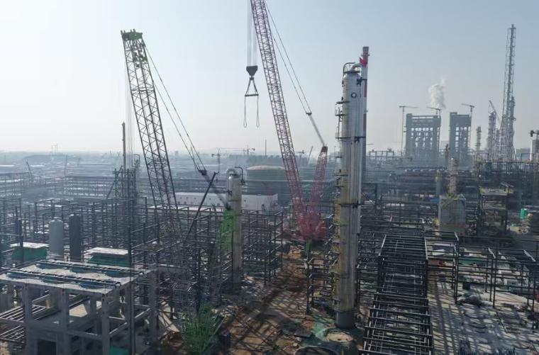中煤榆林煤炭深加工基地完成关键设备集中吊装