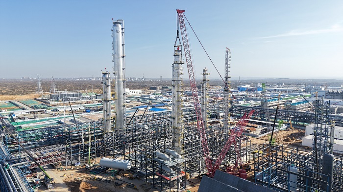 中煤榆林煤炭深加工基地大型塔吊装