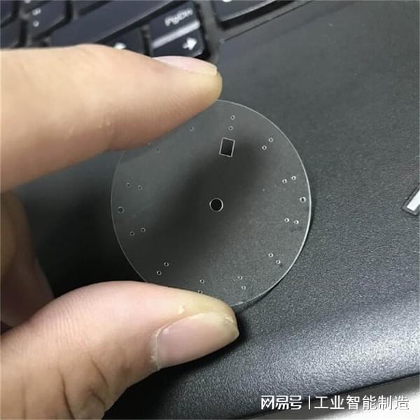 广东国玉科技引领硬脆材料加工革新探秘蓝宝石玻璃激光切割机