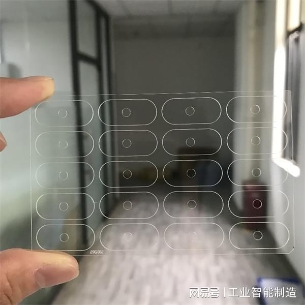 蓝宝石玻璃激光切割机国玉科技用冷光束给手机镜头戴上“铠甲”