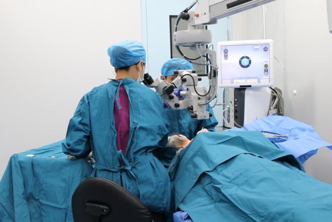 孔明眼科成功开展视网膜脱离玻切复位手术